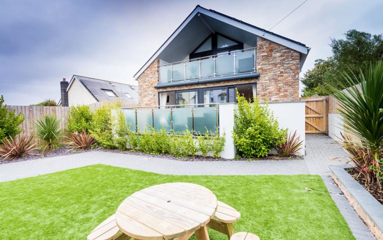 The garden space at Pebble Ridge apartment in Westward Ho!