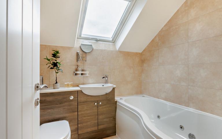 the bath with jacuzzi in the Beachcomber apartment 