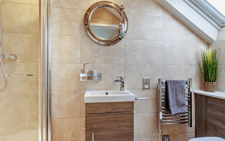 the luxury bathroom in the Beachcomber apartment 