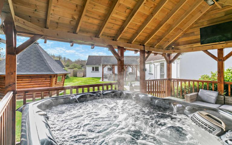 Hottub area in the Garden 