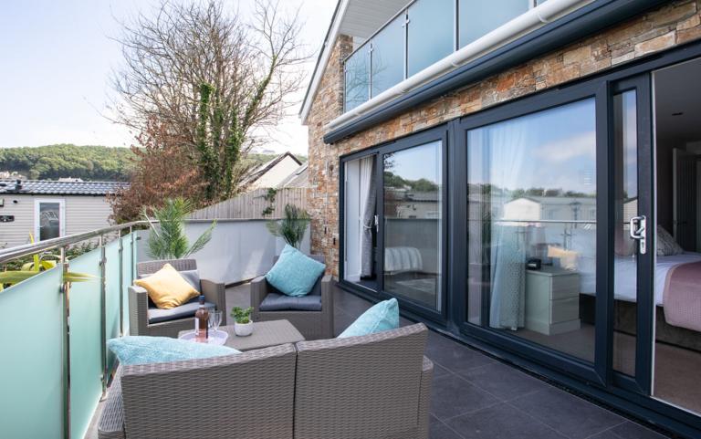 the balcony with hot tub at the Sandymere apartment westward Ho!