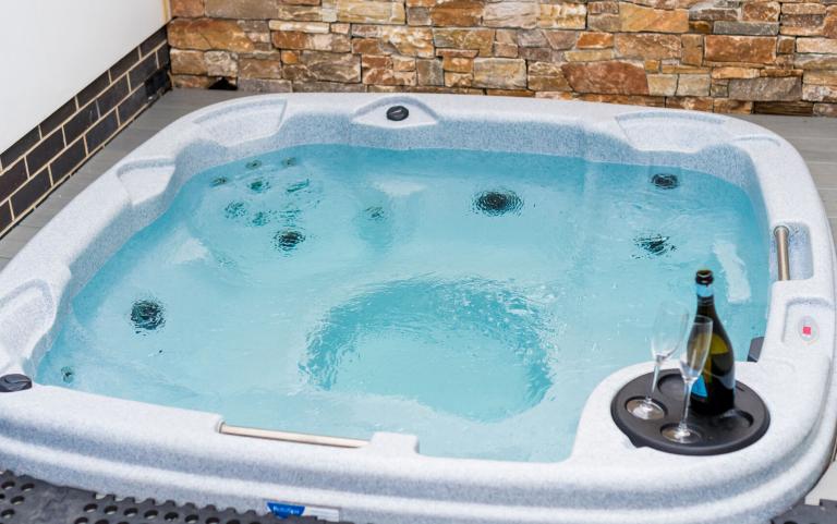 The outdoor hot tub at Pebble Ridge apartment