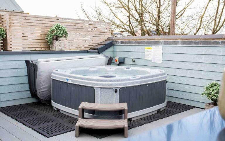 the hot tub holiday apartment in westward Ho!