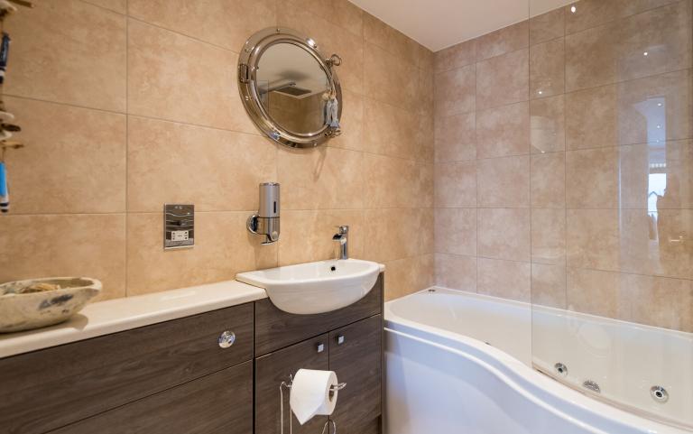 the jacuzzi bath in the Sandymere apartment