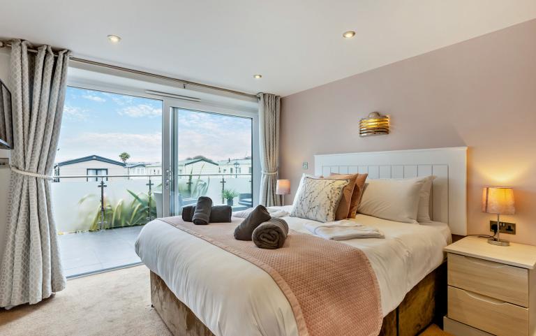 the luxury double bedroom in the Sandymere apartment