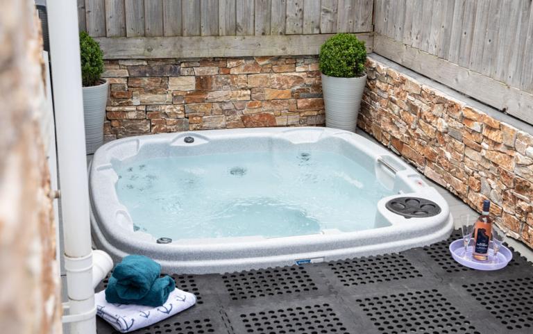 the balcony hot tub apartment in Westward Ho!