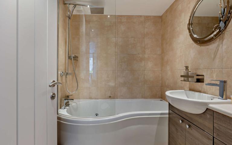 The luxury bathroom at Pebble Ridge holiday apartment