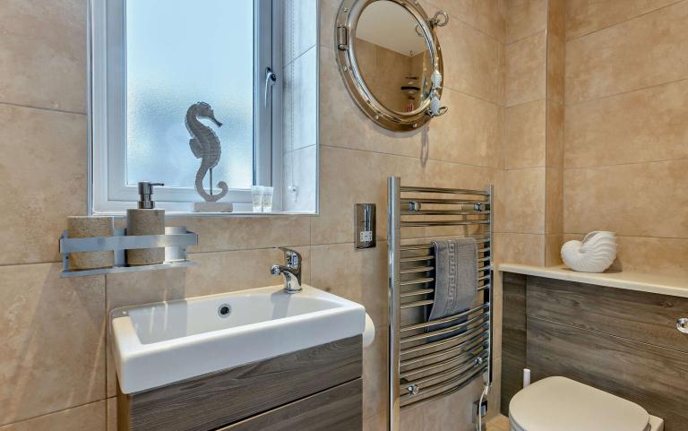 the luxury bathroom at Pebble Ridge holiday apartment