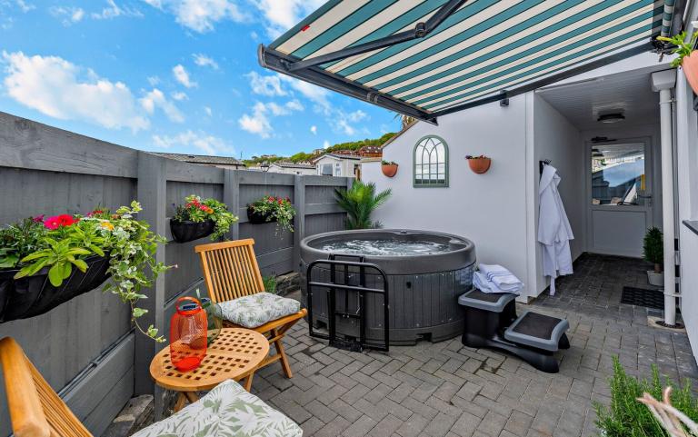 Hot Tub & Seating Area of Waters Edge 2 Bedroom Apartment Garden