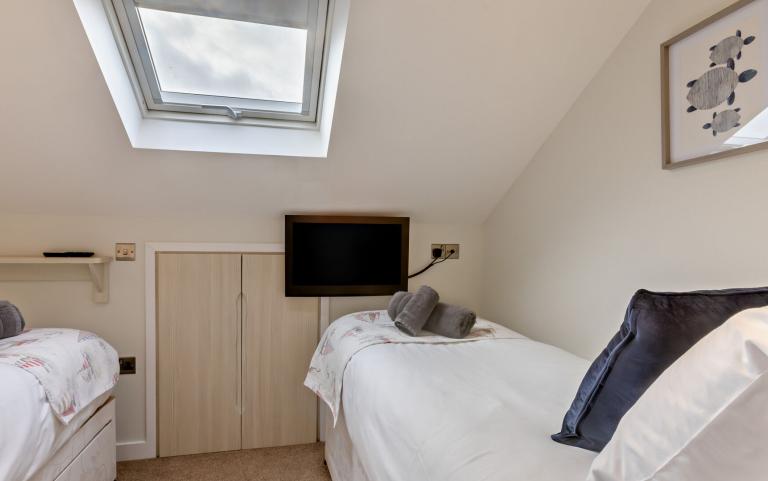 the twin bedroom in the Beachcomber apartment 