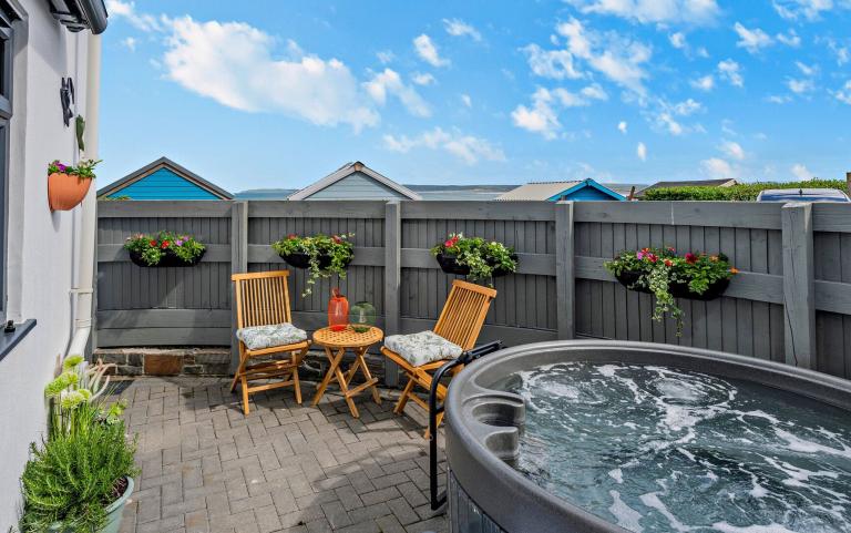 Hot Tub & Seating Area of Waters Edge 2 Bedroom Apartment