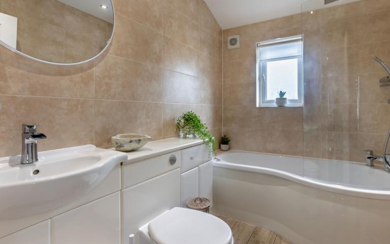 the luxury bathroom at Breakwater holiday apartment