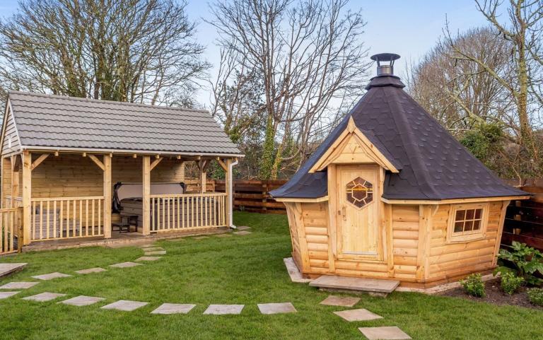 Hottub area in the Garden 